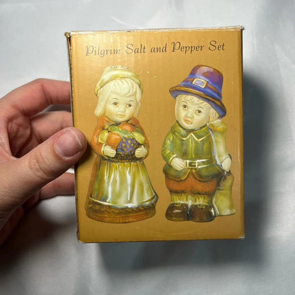 Vintage Pilgrim Thanksgiving Salt & Pepper‎ Shakers Stoneware Ceramic NIB